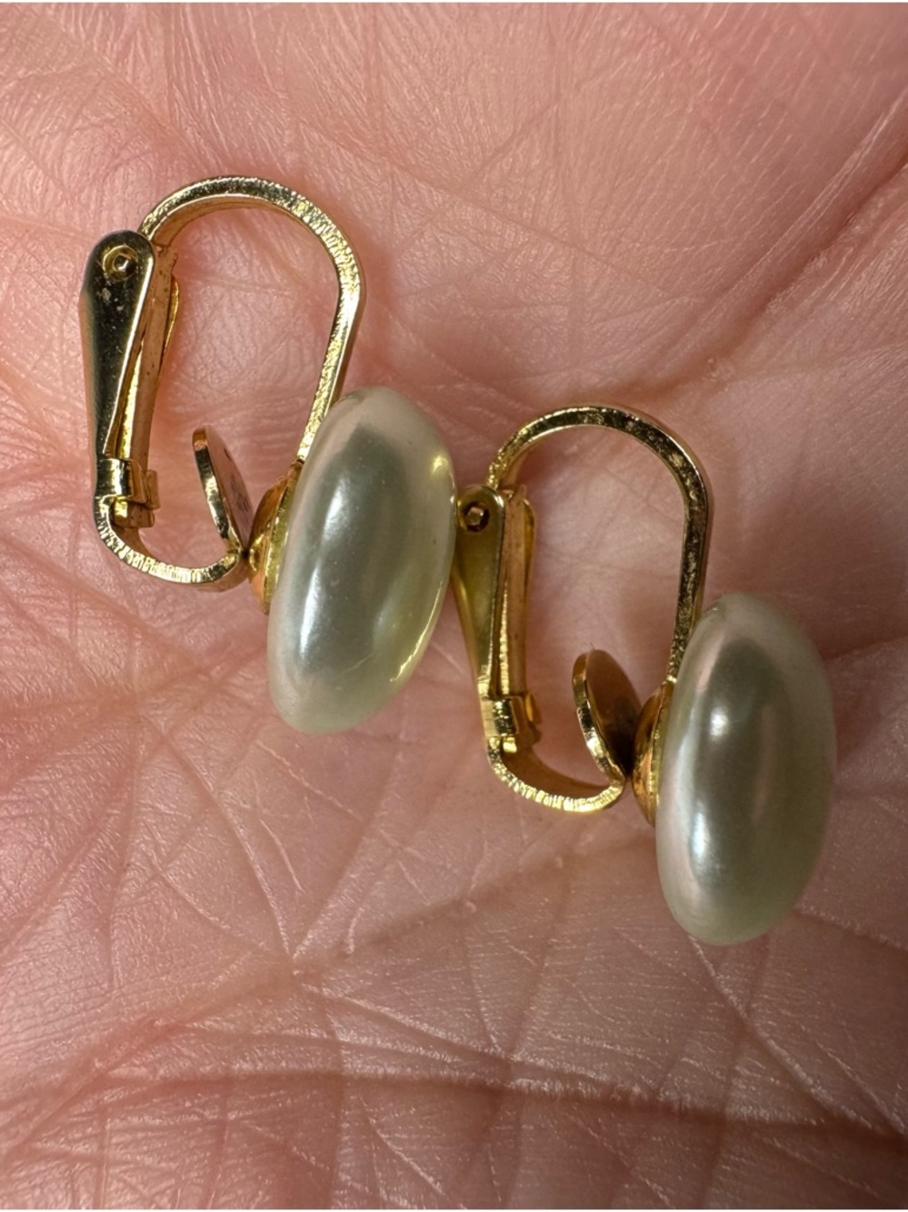 Vintage Silverish/Gray Pearlized Leverback Earrings Gold Tone - Picture 3 of 5